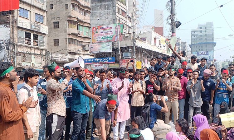 জবি শিক্ষার্থীদের তাঁতিবাজার অবরোধ