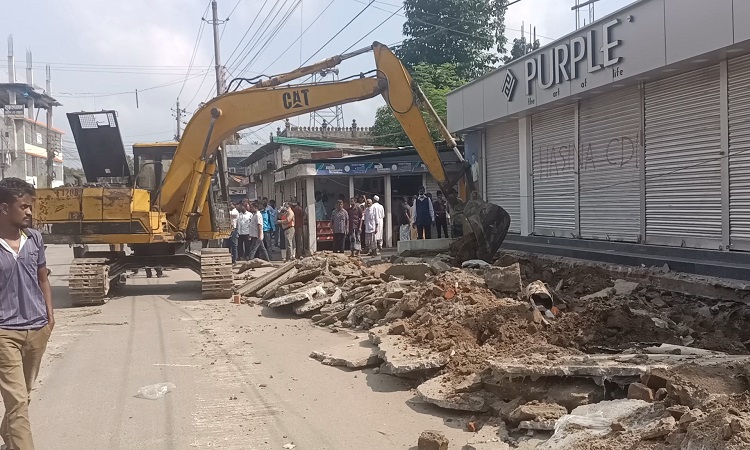 পঞ্চগড়ে যানজট নিরসনে জেলা প্রশাসনের উচ্ছেদ অভিযান