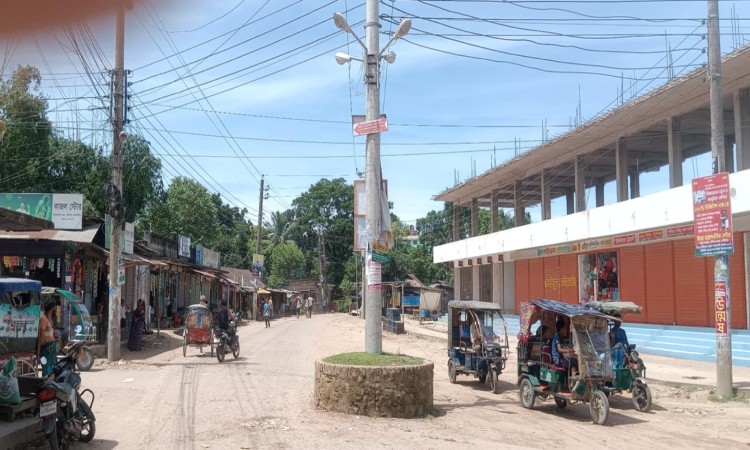 চৌরাস্তায় ১১ হাজার ভোল্টের খুঁটি, দুর্ঘটনার আশঙ্কা