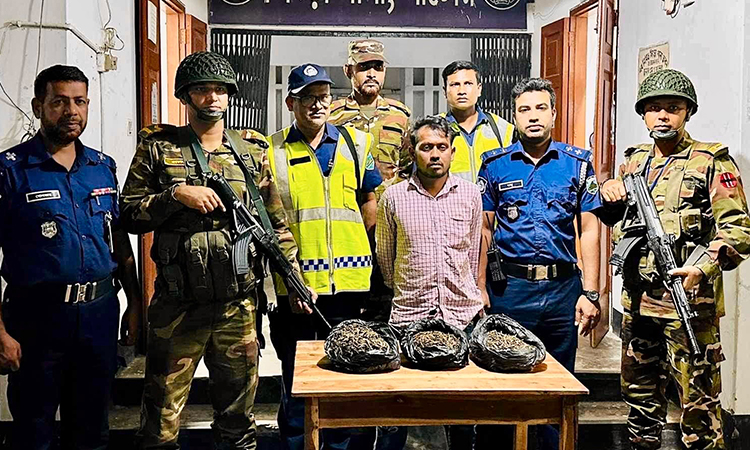বাসযাত্রীর ব্যাগে মিলল তিন কেজি গাঁজা