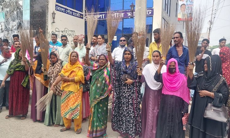 হিসাবরক্ষণ কর্মকর্তার যোগদান ঠেকাতে পৌরভবনের সামনে ঝাড়ু মিছিল