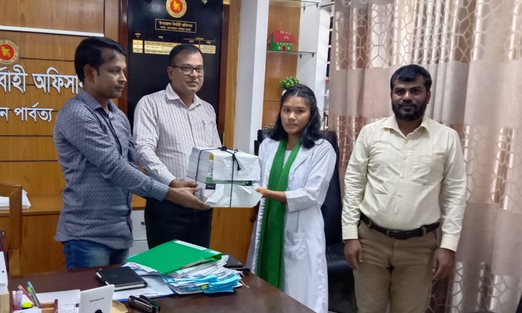 ক্ষুদ্র নৃ-গোষ্ঠির দরিদ্র মেধাবী শিক্ষার্থীকে বই কিনে দিলেন ইউএনও