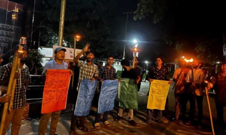 শ্রমিক হত্যার প্রতিবাদে চবিতে মশাল মিছিল
