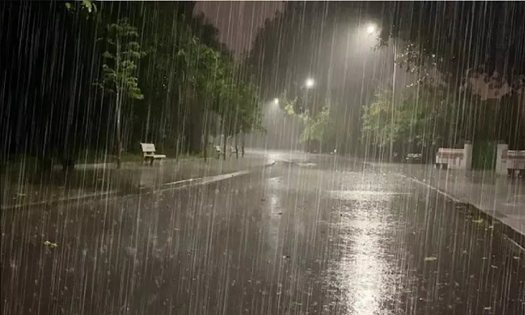 রাজধানীতে মধ্যরাতে বজ্রসহ শীলাবৃষ্টি