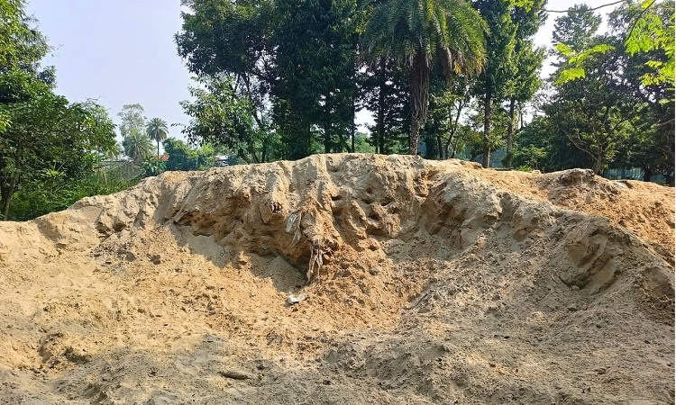 গুরুদাসপুরে ব্যবসায়ীর বালু দখল করে বিক্রির অভিযোগ