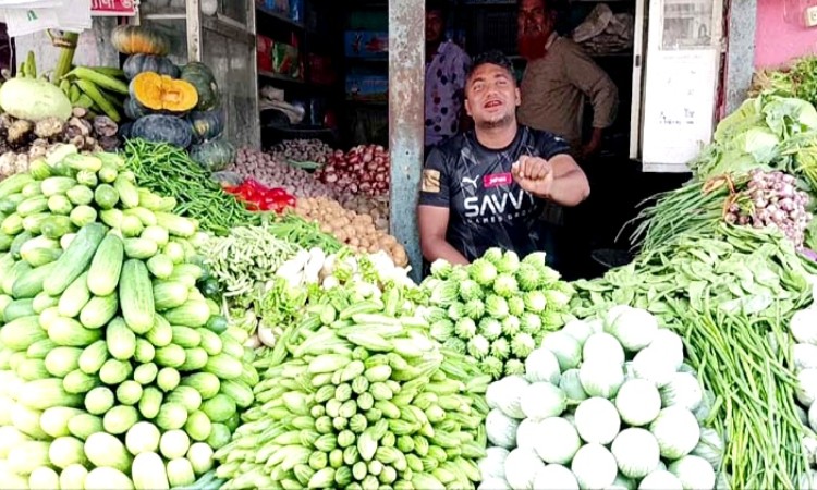 হিলিতে সবজি ও ডিমের দাম কমলেও বেড়েছে আলুর দাম