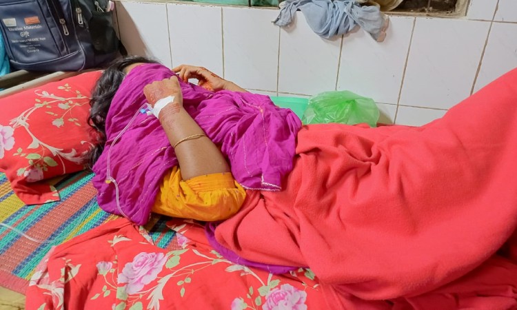 নির্যাতন করে স্বামী পলাতক, ক্ষোভে স্ত্রীর আত্মহত্যার চেষ্টা