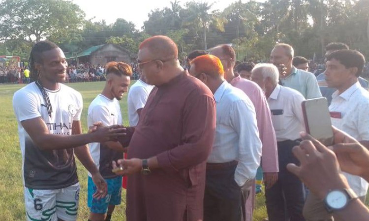 তালায় আট দলীয় নকআউট ফুটবল টুর্নামেন্টের উদ্বোধন