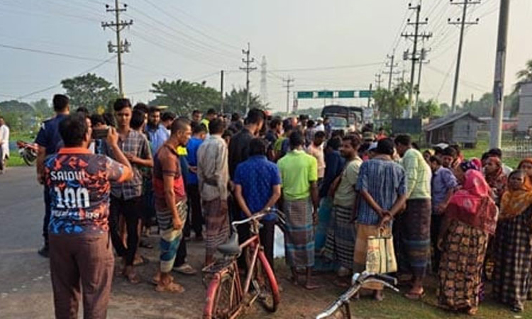 সাতসকালে সড়কে ঝরল ৩ প্রাণ