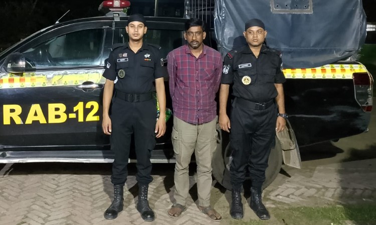 ব্যবসায়ীর ৫ লক্ষ টাকা ছিনতাই, আসামি গ্রেফতার
