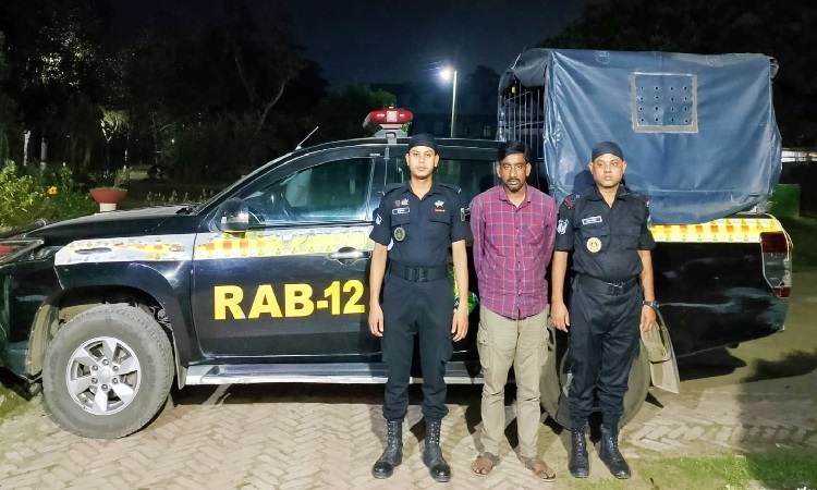 কুষ্টিয়ায় ফিল্মি স্টাইলে ব্যবসায়ীর টাকা ছিনতাই, সন্ত্রাসী রাখি আটক