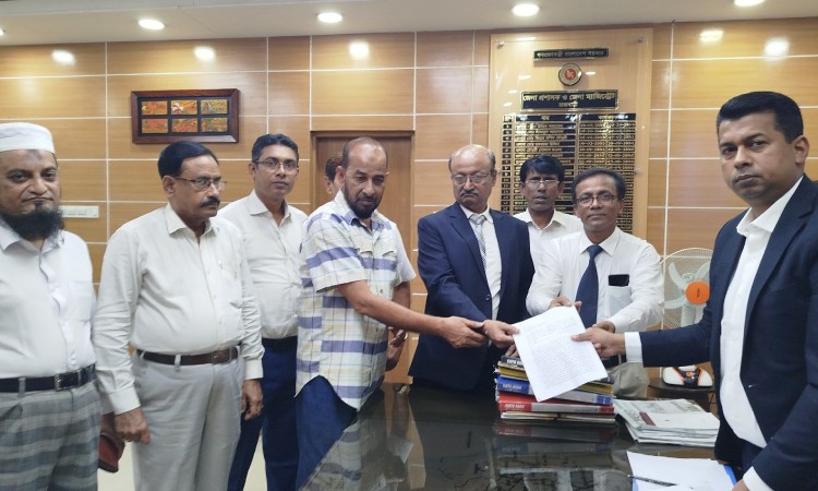 রাজবাড়ী আদালতের জিপির নিয়োগ বহাল রাখার দাবিতে স্মারকলিপি