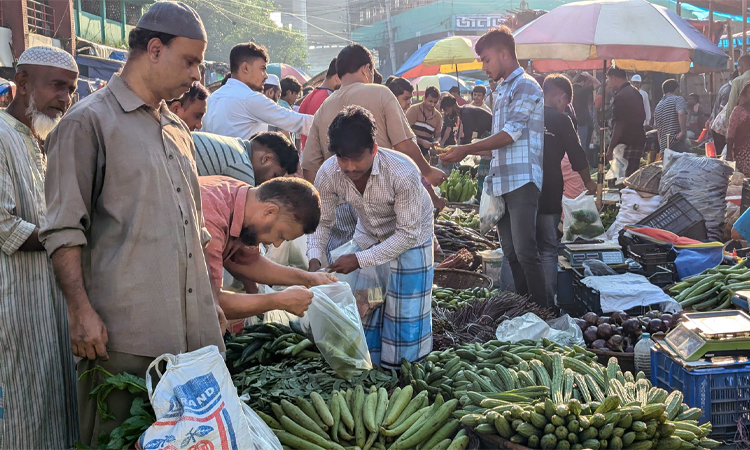 নিত্যপণ্যের বাজারে স্বস্তিতে নেই ক্রেতা