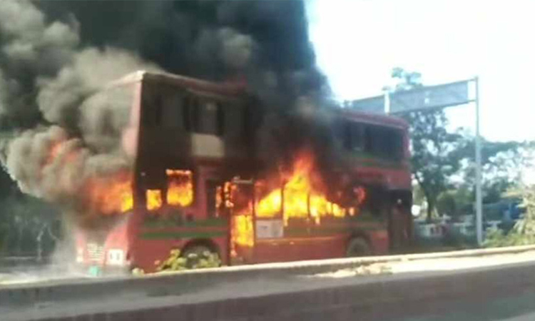 কুড়িলে বিআরটিসি বাসে আগুন
