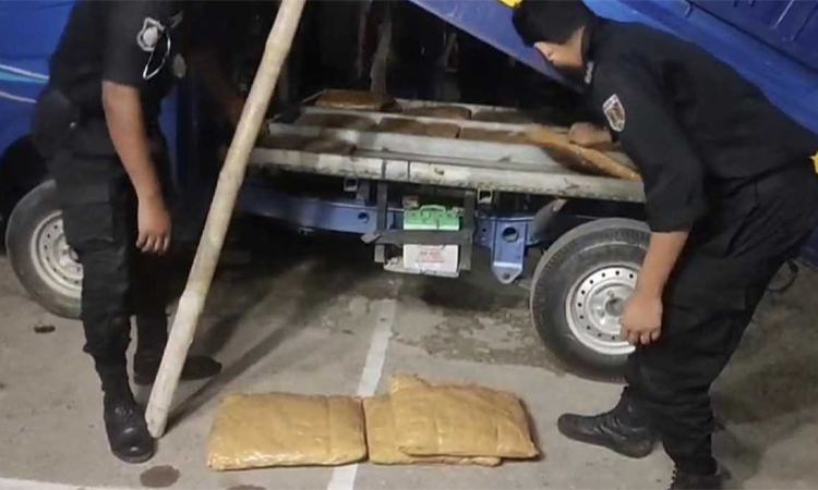 চোখের সামনে মাদক পরিবহন দেখতে পায় না কেউ