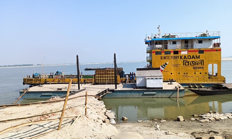চিলমারী-রৌমারী রুটে ফেরি চলাচল বন্ধ