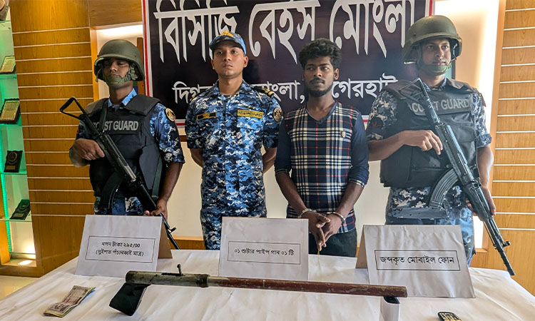 মোংলায় দেশীয় অস্ত্রসহ আটক ‌