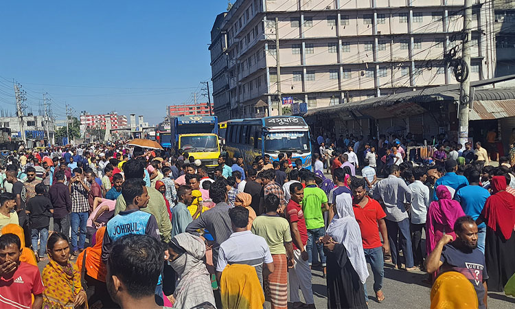 মহাসড়ক অবরোধ করে গাজীপুরে শ্রমিক বিক্ষোভ