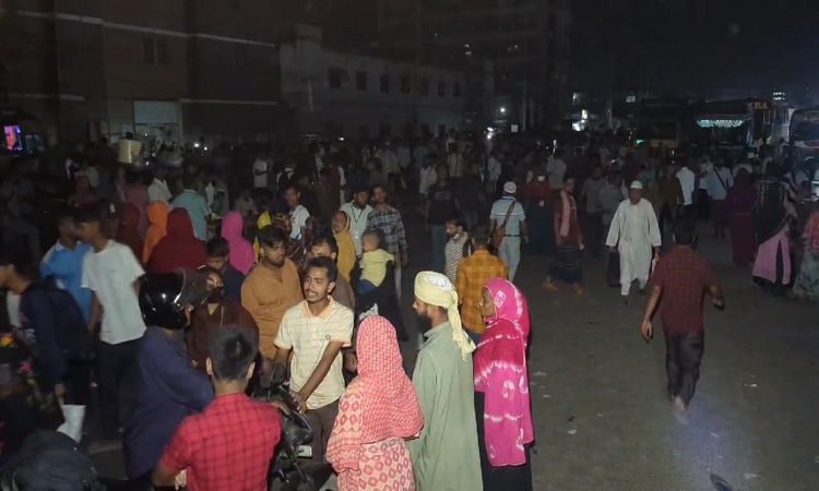 গাজীপুরে ১০ ঘণ্টা ধরে মহাসড়কে শ্রমিকরা, ৮ কিমি যানজট