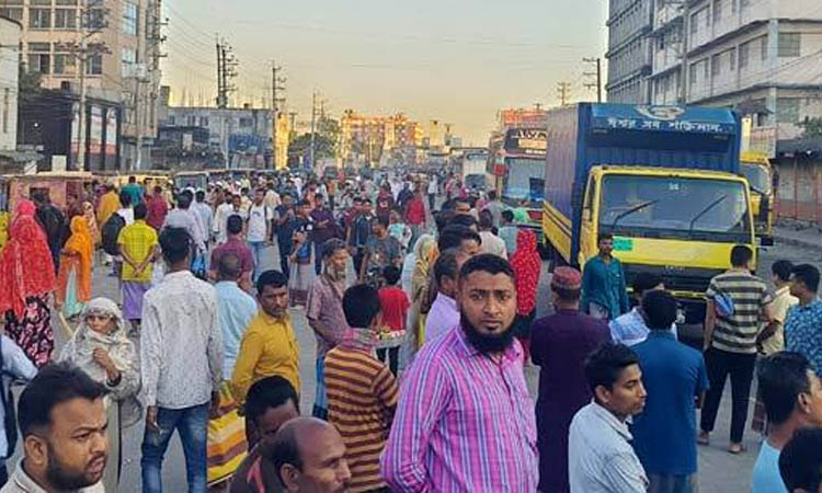 নির্ঘুম রাত কাটিয়ে গাজীপুরে শ্রমিক বিক্ষোভ অব্যাহত