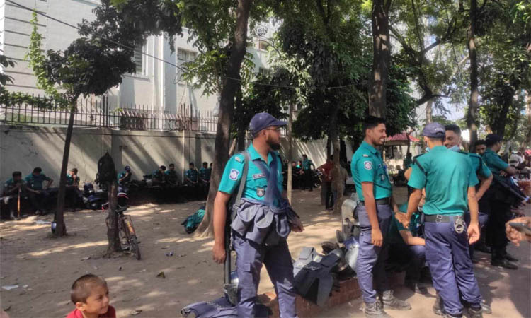 জিরো পয়েন্টে পাল্টা-পাল্টি কর্মসূচি ঘিরে কঠোর অবস্থানে আইনশৃঙ্খলা বাহিনী