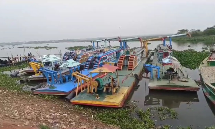 মেঘনা থেকে অবাধে বালু উত্তোলন, ভাঙনের কবলে স্থাপনা