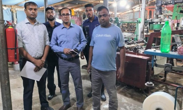 পলিথিন কারখানায় অভিযান: জব্দ ২৮০ কেজি পলিব্যাগ