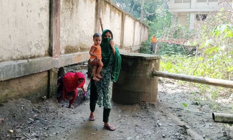হামাগুড়ি দিয়ে ২৮ বছর ধরে যাতায়াত অর্ধশত পরিবারের