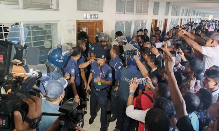 ২ দিনের রিমান্ডে সাবেক আইজিপি শহীদুল হকসহ ৩ জন