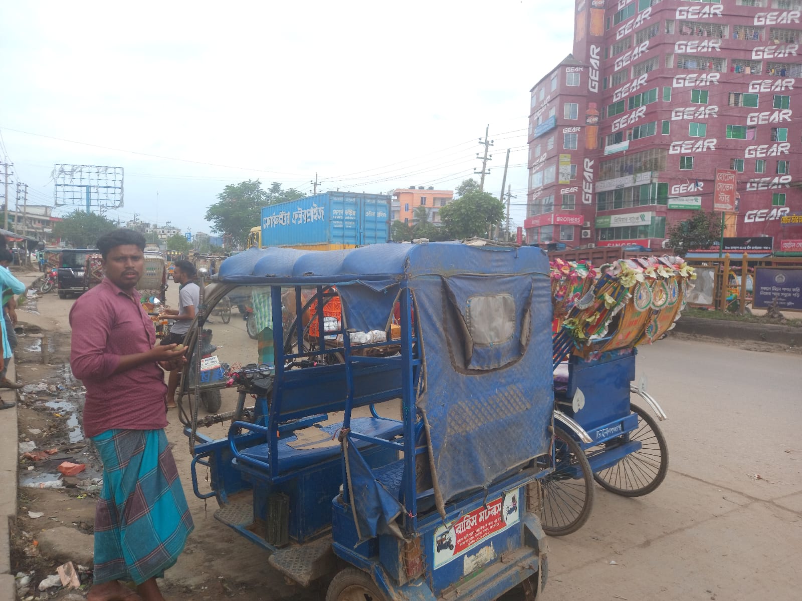 অবৈধ যানবাহনে ভালুকা মহাসড়কে যানজট বৃদ্ধি