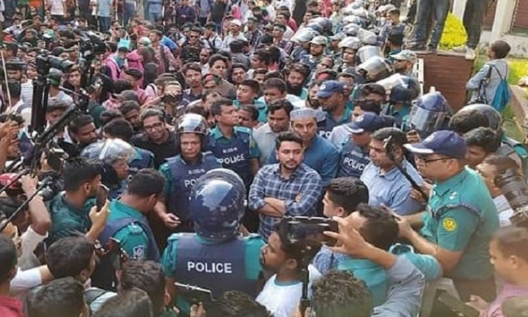 জবি শিক্ষার্থীদের দাবি পূরণের প্রতিশ্রুতি নাহিদ ইসলামের