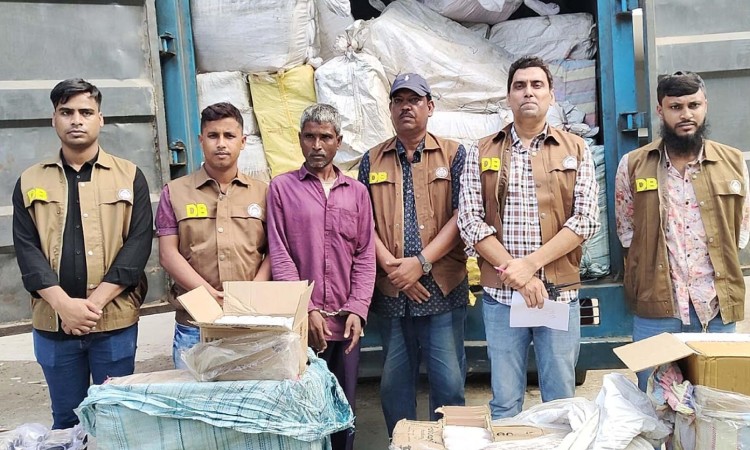 নরসিংদীতে ভারতীয় প্রসাধনী বোঝাই কাভার্ড ভ্যান উদ্ধার, আটক ১