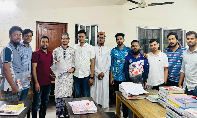 ঢাকা কলেজে ছাত্রদলের শিক্ষা উপকরণ বিতরণ