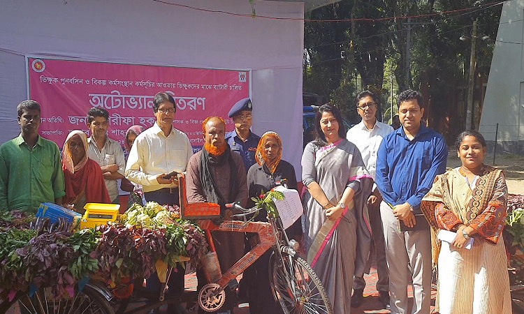 টাঙ্গাইলে ভিক্ষাবৃত্তি নিরসনে ব্যাটারিচালিত অটোভ্যান বিতরণ