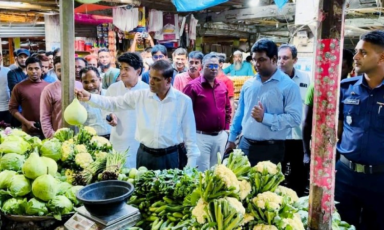 হিলি বাজার পরিদর্শনে নবাগত জেলা প্রশাসক রফিকুল ইসলাম