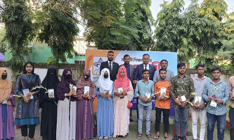ঝিনাইদহে মেধাবী শিক্ষার্থীদের সংবর্ধনা দিলো সোনালী লাইফ ইন্স্যুরেন্স