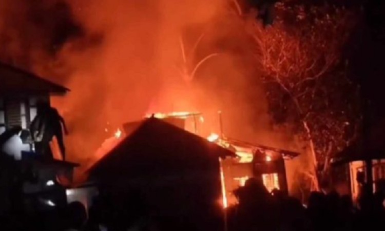 কোটালীপাড়ায় ৩ বসতঘর আগুনে পুড়ে ছাই, লাখ টাকা ক্ষতি