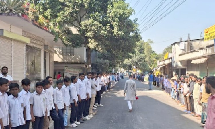 টাঙ্গাইলে নিরাপদ সড়কের দাবিতে শিক্ষার্থীদের মানববন্ধন