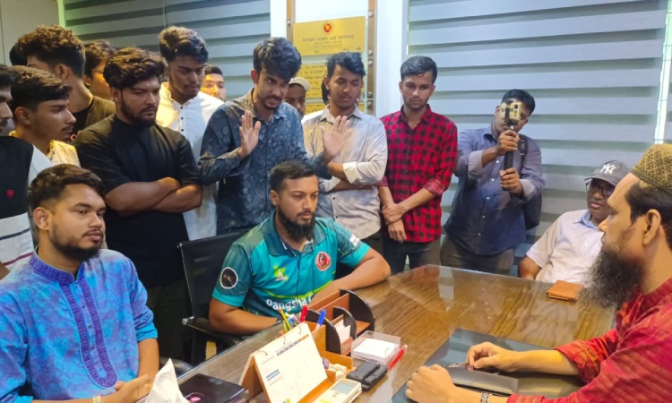 হাসপাতালের অনিয়ম, অব্যবস্থাপনা ও তত্ত্বাবধায়কের অপসারণের দাবিতে বিক্ষোভ
