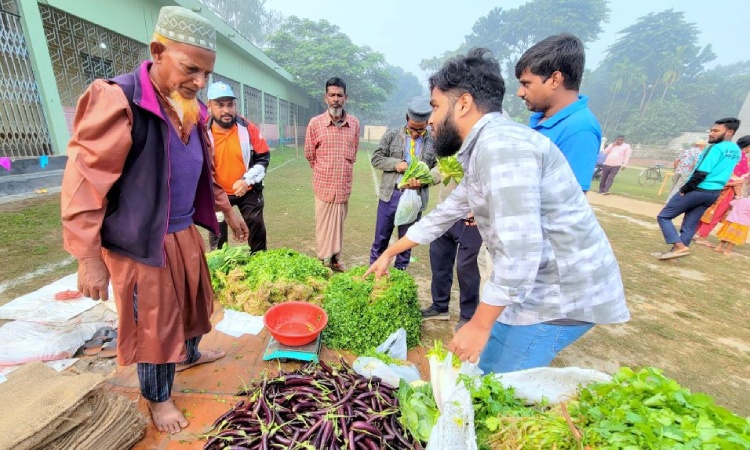 ঠাকুরগাঁওয়ে কৃষক ও ক্রেতার মেলবন্ধনের বাজার