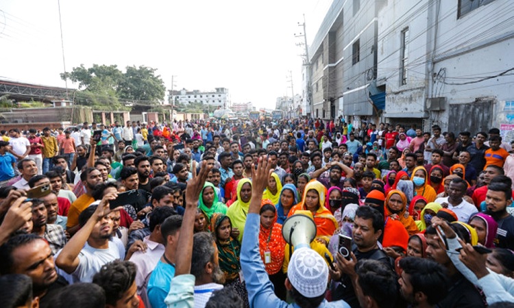 বেতন পেলেন শ্রমিকরা, শনিবার থেকে খুলবে কারখানা
