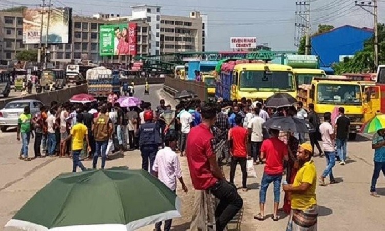 বেক্সিমকো শ্রমিকদের ঢাকা-টাঙ্গাইল মহাসড়ক অবরোধ