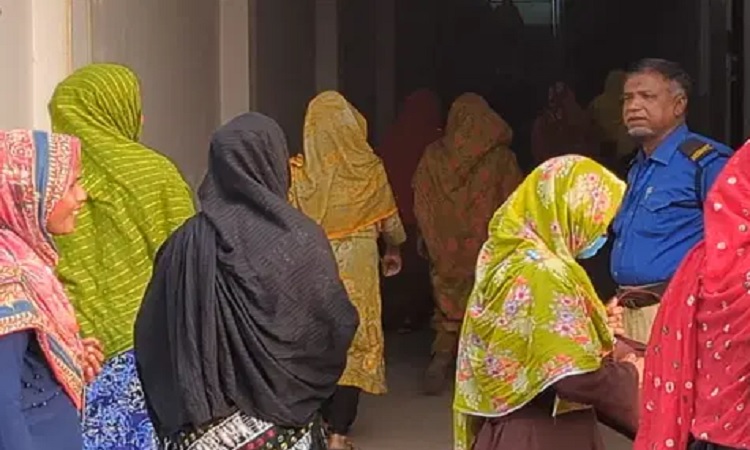 ২৩ দিন পর কাজে ফিরলেন টিএনজেড কারখানার শ্রমিকরা