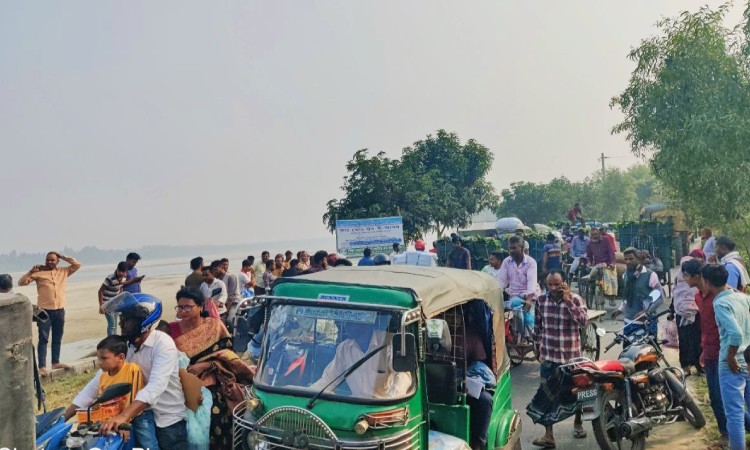 ট্রাক চলাচল নিয়ে দুই পক্ষের বিরোধে সড়ক অবরোধ