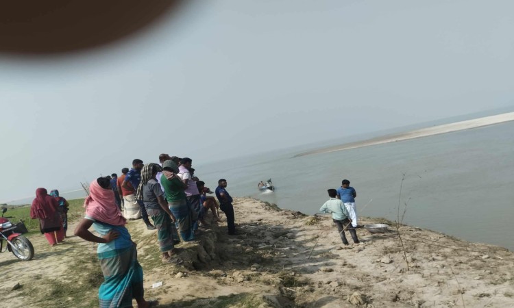 পদ্মা নদী থেকে অর্ধগলিত লাশ উদ্ধার