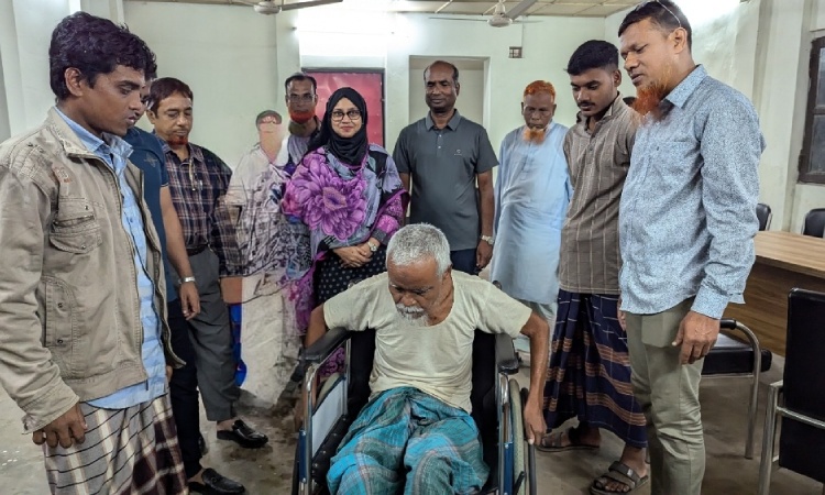 সরিষাবাড়ীতে জাস ফাউন্ডেশনের হুইল চেয়ার বিতরন