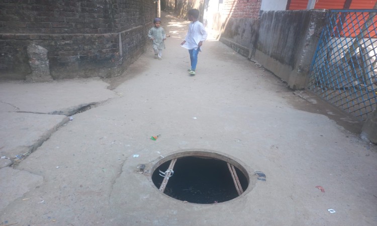 ঢাকনাবিহীন ম্যানহোল: ঝুঁকিতে ভালুকাবাসী