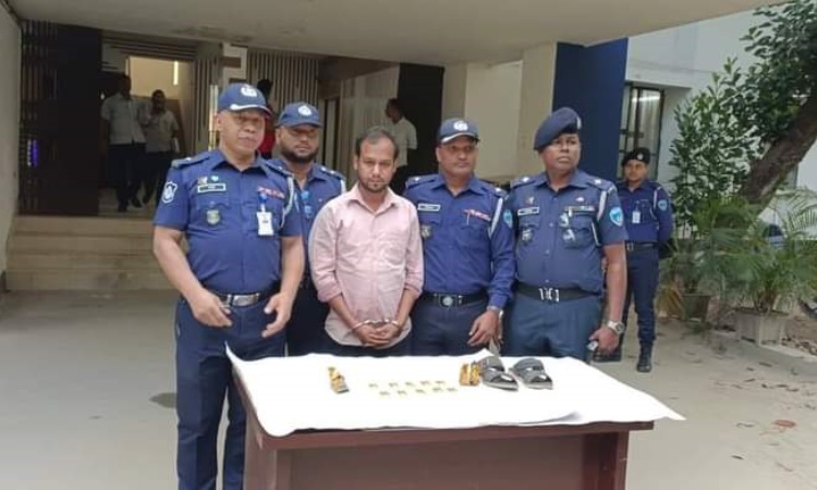 জুতা থেকে দেড় কোটি টাকার সোনা উদ্ধার