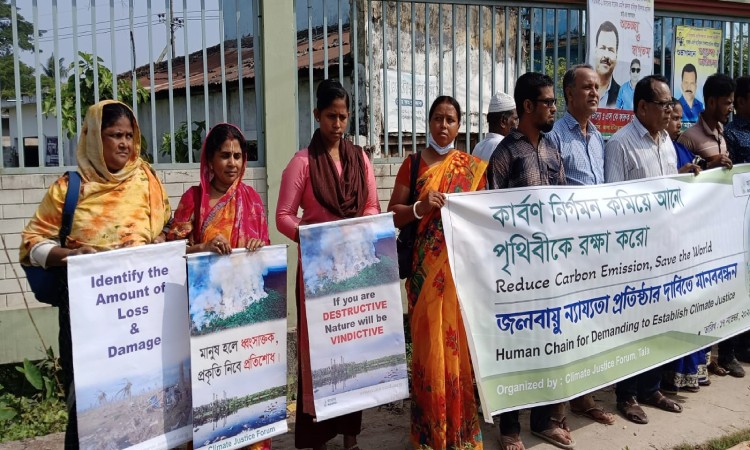 তালায় জলবায়ু ন্যায্যতা প্রতিষ্ঠার দাবিতে মানববন্ধন অনুষ্ঠিত