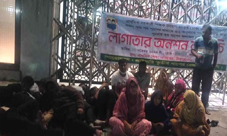 প্রাথমিকে শিক্ষক নিয়োগের ফল বাতিলের দাবিতে রাতেও চলছে আন্দোলন